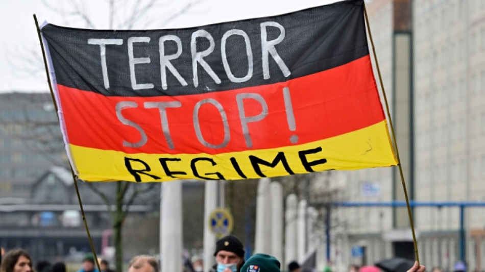 Hunderte Demonstranten in Berlins Innenstadt anl&auml;sslich Impfdebatte im Bundestag