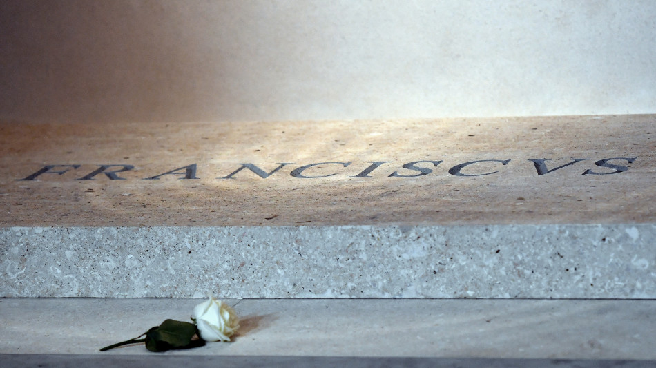 Sulla tomba di Papa Francesco solo una rosa bianca