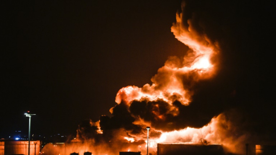 Ataques de rebeldes yemeníes provocan enorme incendio en planta petrolera saudí