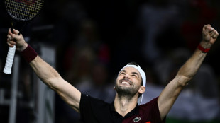 Dimitrov vence Hurkacz e vai &agrave;s semifinais do Masters 1000 de Paris