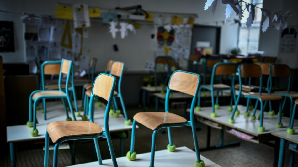 "On bafoue l'&eacute;cole": le monde de l'&eacute;ducation en gr&egrave;ve et dans la rue