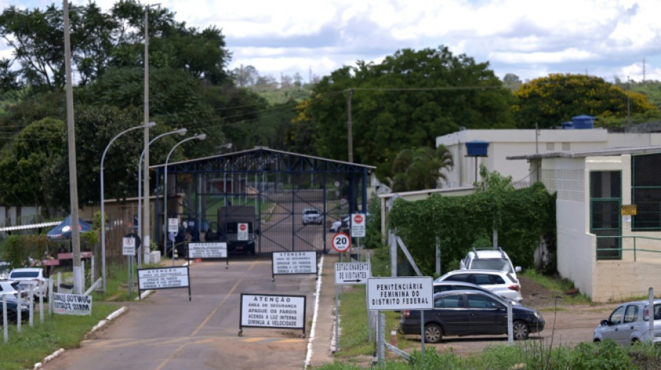 Br&eacute;sil: devant la prison de Colmeia, les familles sans nouvelles des d&eacute;tenues