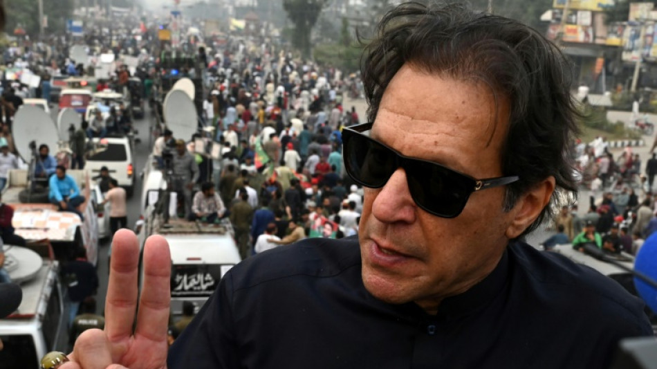 El ex primer ministro paquistan&iacute; Imran Khan, estable tras un "intento de asesinato"