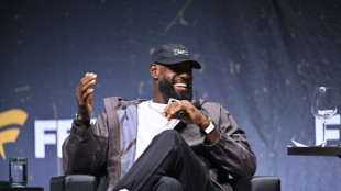 LeBron James mant&eacute;m NBA em suspense sobre seu futuro time