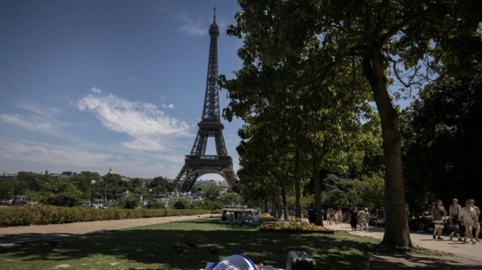 Torre Eiffel e museus de Paris fechar&atilde;o mais cedo durante onda de calor
