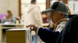 Ações despencam e dólar sobe após revés eleitoral de Milei na Argentina