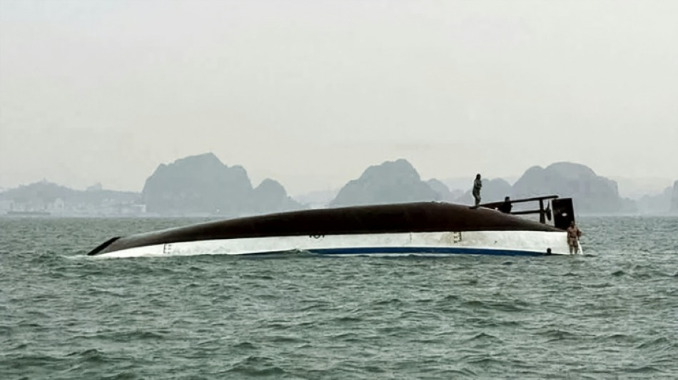 Al menos 18 muertos al volcar un barco turístico en Vietnam