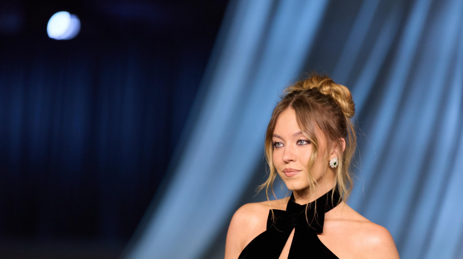 L'attrice Sydney Sweeney suona la campanella a Wall Street