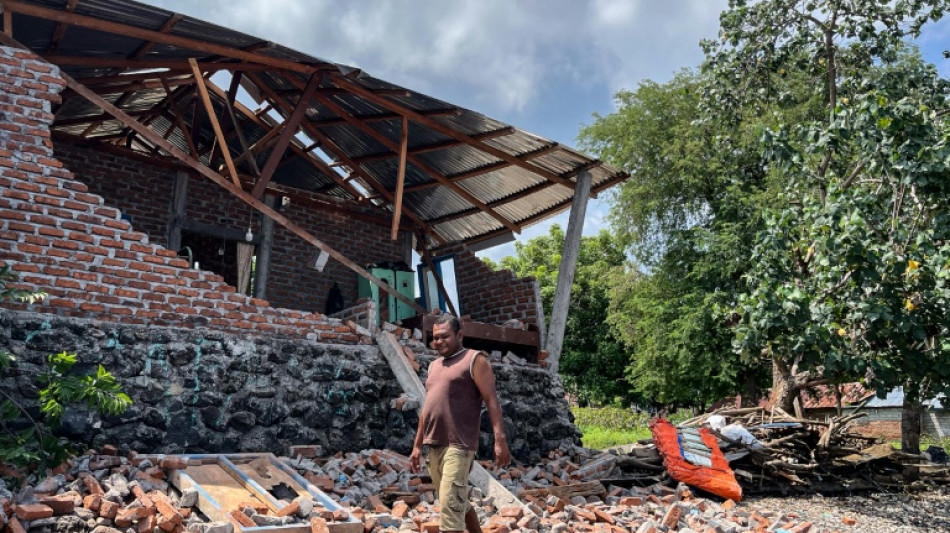 Shallow Indonesian quake damages houses, injures residents