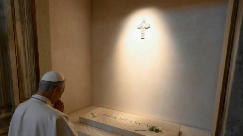 Papst Leo XIV. besucht Grab von Vorg&auml;nger Franziskus und betet