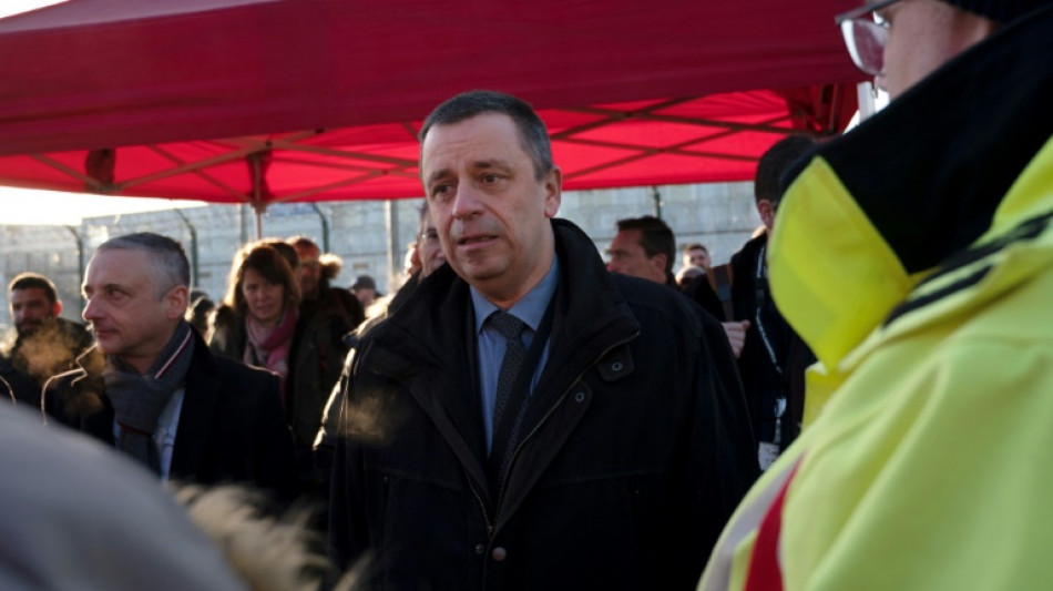 Le PDG d'EDF interpell&eacute; par des salari&eacute;s devant la centrale de Golfech