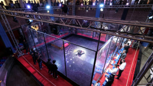 Los futuros prodigios de la tecnolog&iacute;a iran&iacute; compiten con sus robots en un ring