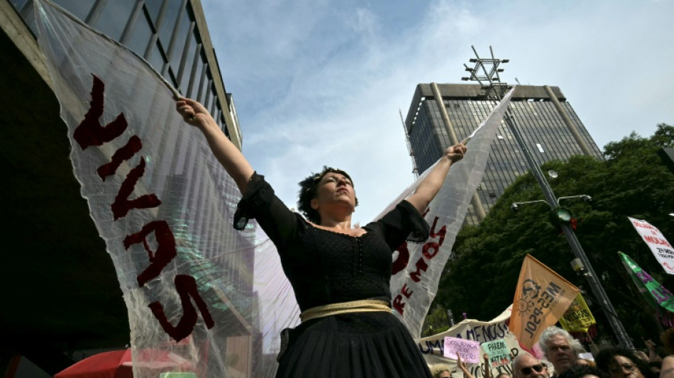 Brasil tem m&iacute;nimo de mortes violentas em 14 anos, mas letalidade policial e feminic&iacute;dios crescem