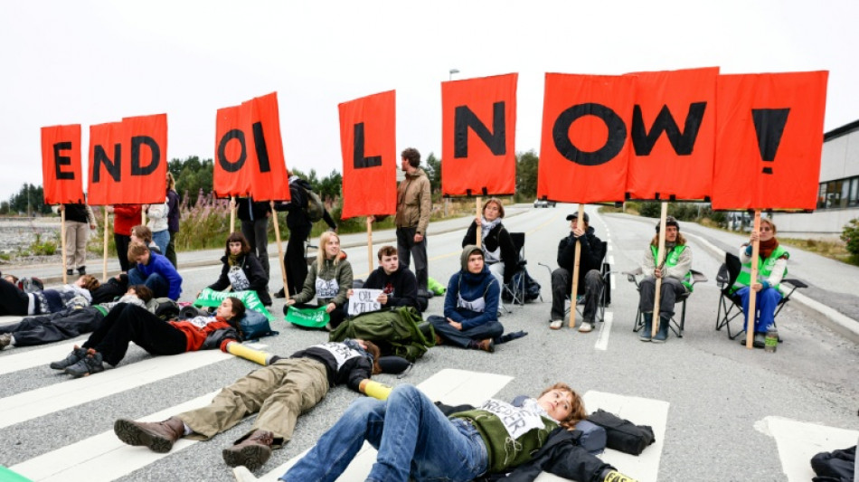 Unos 200 ecologistas, incluida Greta Thunberg, bloquean la principal refiner&iacute;a de Noruega