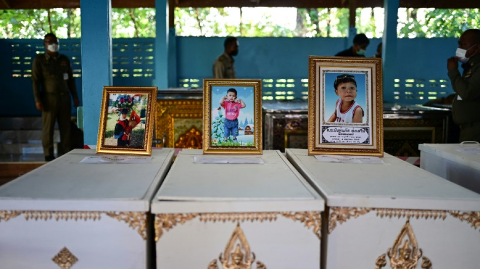 Thailands K&ouml;nig besucht &Uuml;berlebende und Hinterbliebene der Kindergarten-Attacke