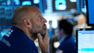 Wall Street &eacute;volue h&eacute;sitante, plomb&eacute;e par la technologie