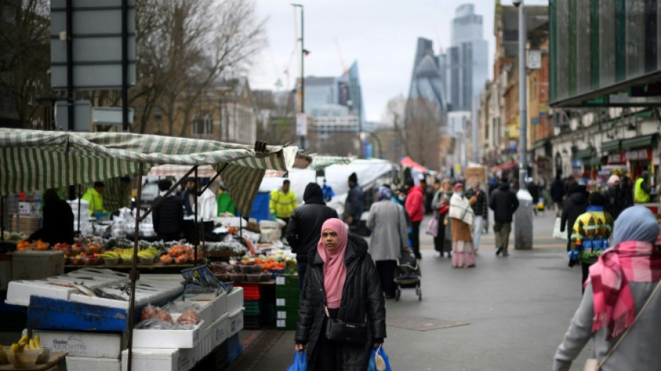 El desempleo brit&aacute;nico sigue en baja hist&oacute;rica, pero la inflaci&oacute;n golpea los salarios