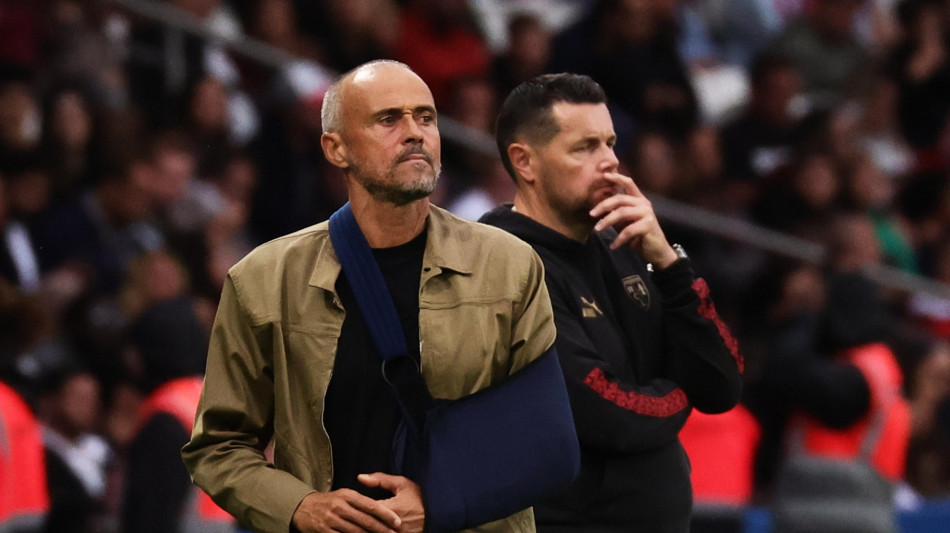Calcio: l'ultima moda di Luis Enrique, met&agrave; gara in tribuna
