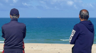 Navio de ajuda espanhol vis&iacute;vel na costa de Gaza