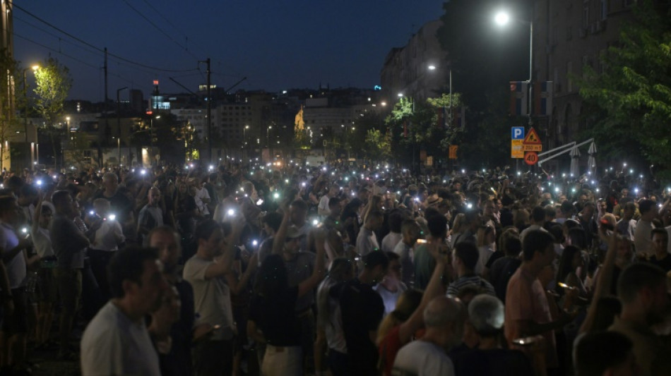 Barricades &agrave; Belgrade lors d'une deuxi&egrave;me nuit de manifestations