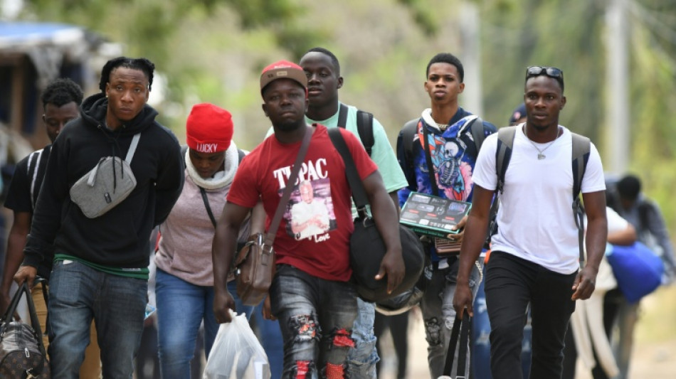 Migrantes cubanos se conformam com o sonho mexicano por causa de Trump 