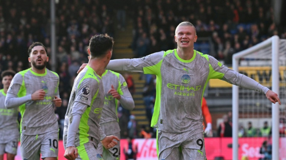 Arsenal battle to stay top of Christmas charts