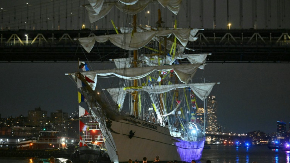 Un voilier de la marine mexicaine heurte le pont de Brooklyn &agrave; New York