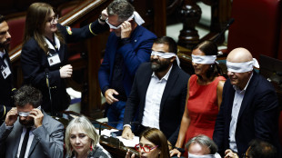I deputati Avs in Aula si bendano gli occhi per protesta sul caso Delmastro