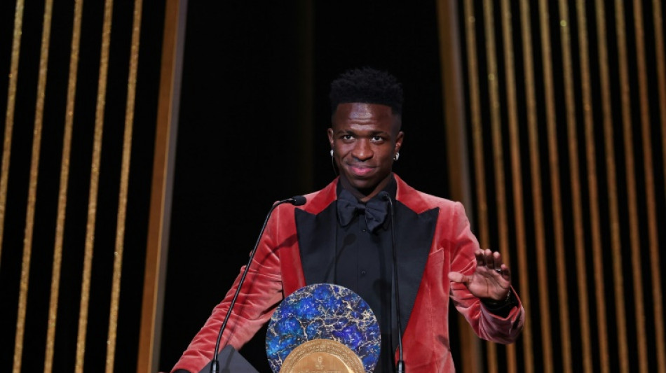 Vini Jr renova com o Real Madrid at&eacute; 2027