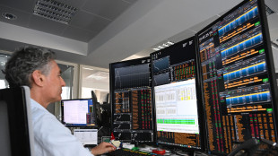 Borsa: Milano riduce il rialzo, scivola Stellantis