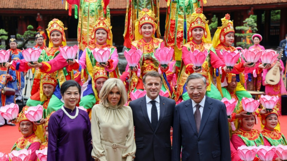 Macron desmente 'briga' viral com esposa: 'Est&aacute;vamos brincando'