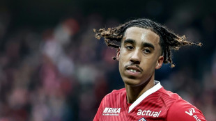 Manchester United contrata zagueiro franc&ecirc;s Leny Yoro, de 18 anos