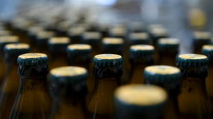 Lastwagen kippt in Bayern um und verliert 5600 Flaschen Wei&szlig;bier