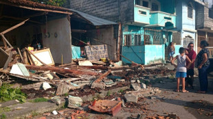 Vinte feridos e edif&iacute;cios destru&iacute;dos por terremoto no Equador 