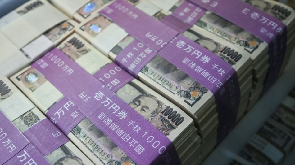 Yen extends gains as traders eye rate hike, tech rallies again