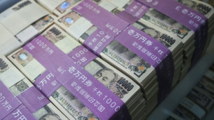 Yen extends gains as traders eye rate hike, tech rallies again
