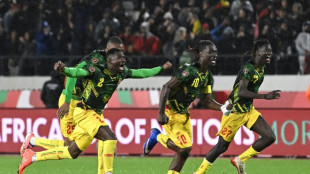 Ten-man Mali beat Tunisia on penalties to reach Cup of Nations quarters