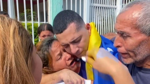 El abrazo entre una madre venezolana y su hijo reci&eacute;n liberado de la megac&aacute;rcel salvadore&ntilde;a