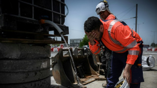 Canicule: Paris voit rouge, la France continue d'&eacute;touffer