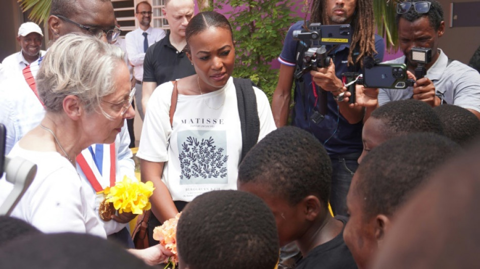 Mayotte: face &agrave; la d&eacute;tresse d'&eacute;l&egrave;ves, Borne promet de r&eacute;tablir l'&eacute;cole "le plus vite possible"