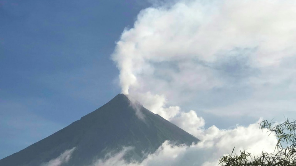 Philippines: un volcan crache cendres et gaz toxiques, des milliers d'&eacute;vacu&eacute;s