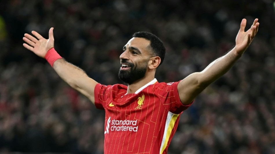 Salah renueva y cumplirá una década en el Liverpool