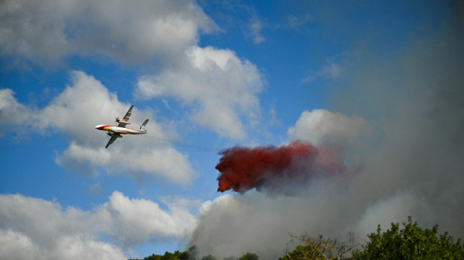 Les pompiers luttent contre des incendies dans le Sud, o&ugrave; est attendu lePremier ministre