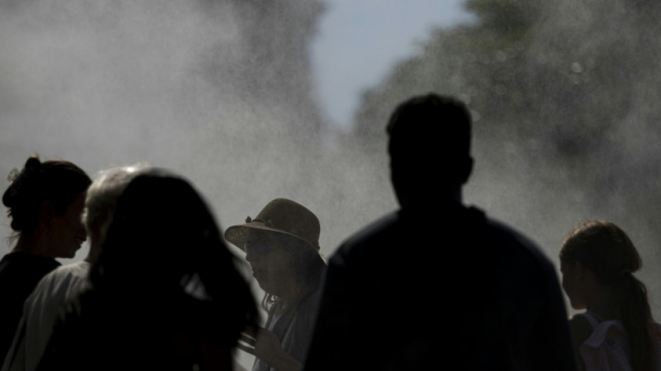 La canicule s'&eacute;tend: la moiti&eacute; de la France en vigilance rouge lundi, du jamais vu