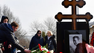 Des centaines de Russes devant la tombe de Navalny au lendemain de ses funérailles
