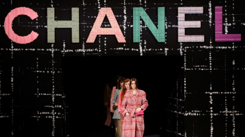 Chanel reafirma su obsesión con el tweed en las pasarelas parisinas