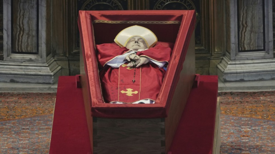 Quase 20.000 fi&eacute;is se despedem do papa Francisco na Bas&iacute;lica de S&atilde;o Pedro