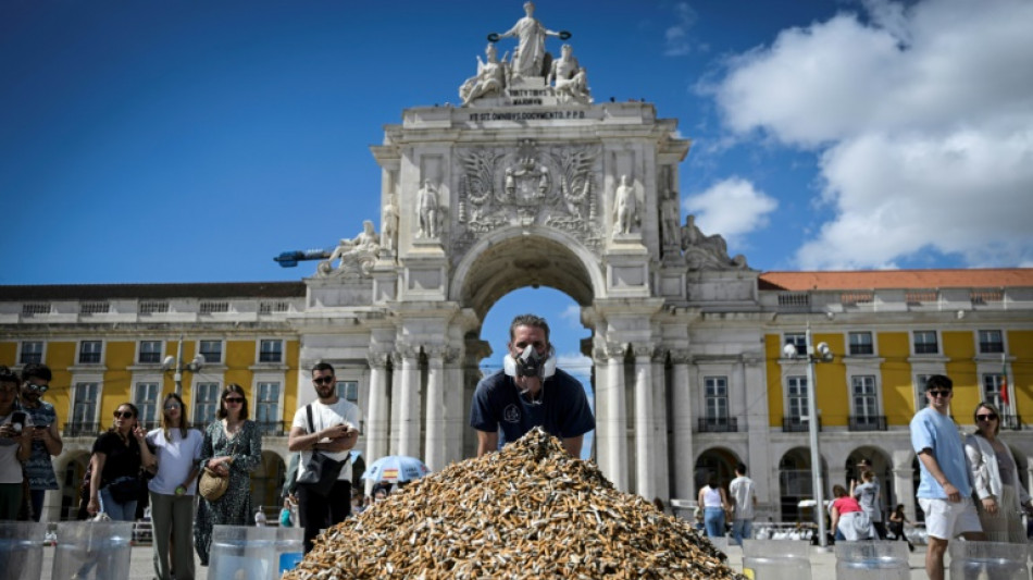 A Lisbonne, des militants pour l'environnement rassemblent un &eacute;norme un tas de m&eacute;gots