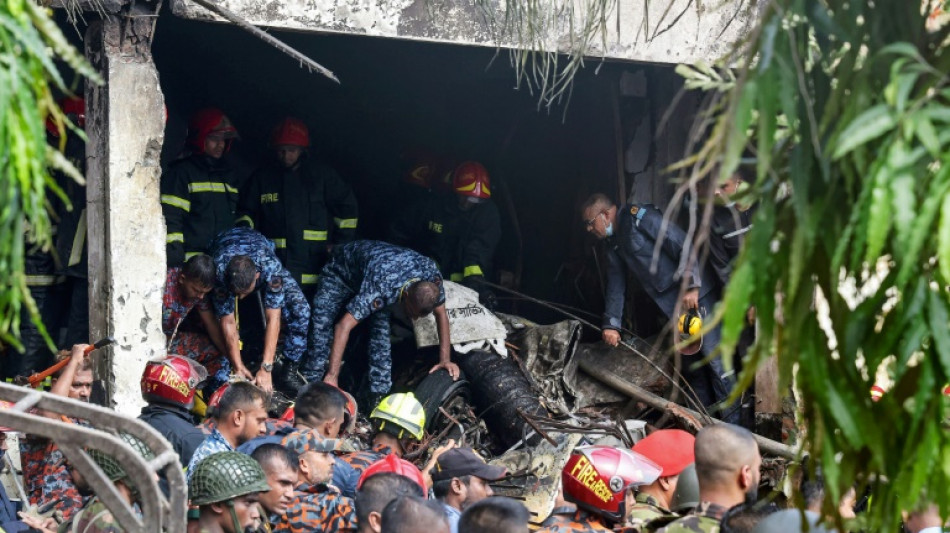 Al menos 20 muertos al estrellarse un avión militar contra una escuela en Bangladés