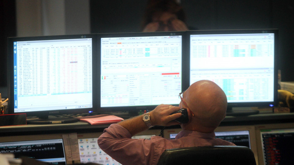 Borsa: Milano pesante (-2,6%) con l'Europa per i dazi